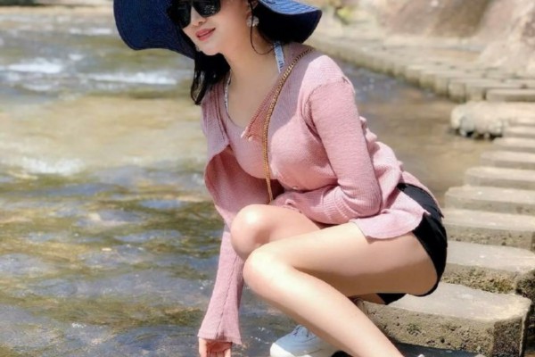 杭州女子足底按摩后，品茗一杯，舒缓身心